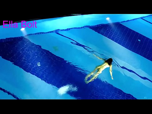 ❤️ Abdi teu tiasa ngeureunkeun nonton, pirang ngora bray ngojay buligir di ELLA bolt Resort kolam renang ❤❌ video porno di urang